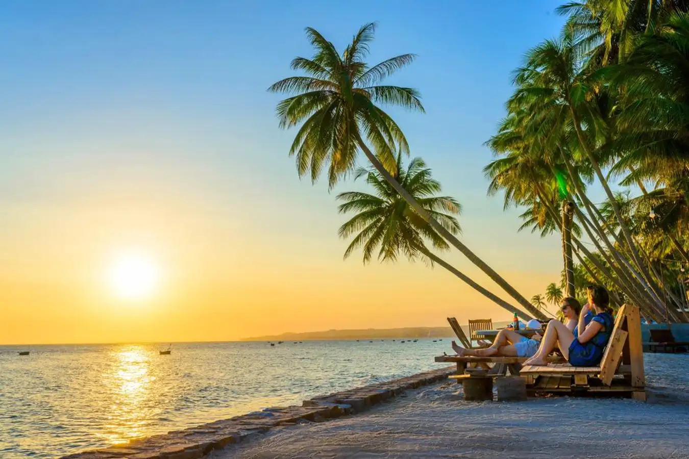 top-10-dia-diem-du-lich-hap-dan-tai-mui-ne